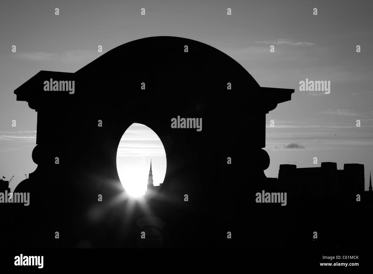 Blick durch ein Bullauge auf Southwark Bridge auf die untergehende Sonne und St Bride Kirche, City of London, UK Stockfoto