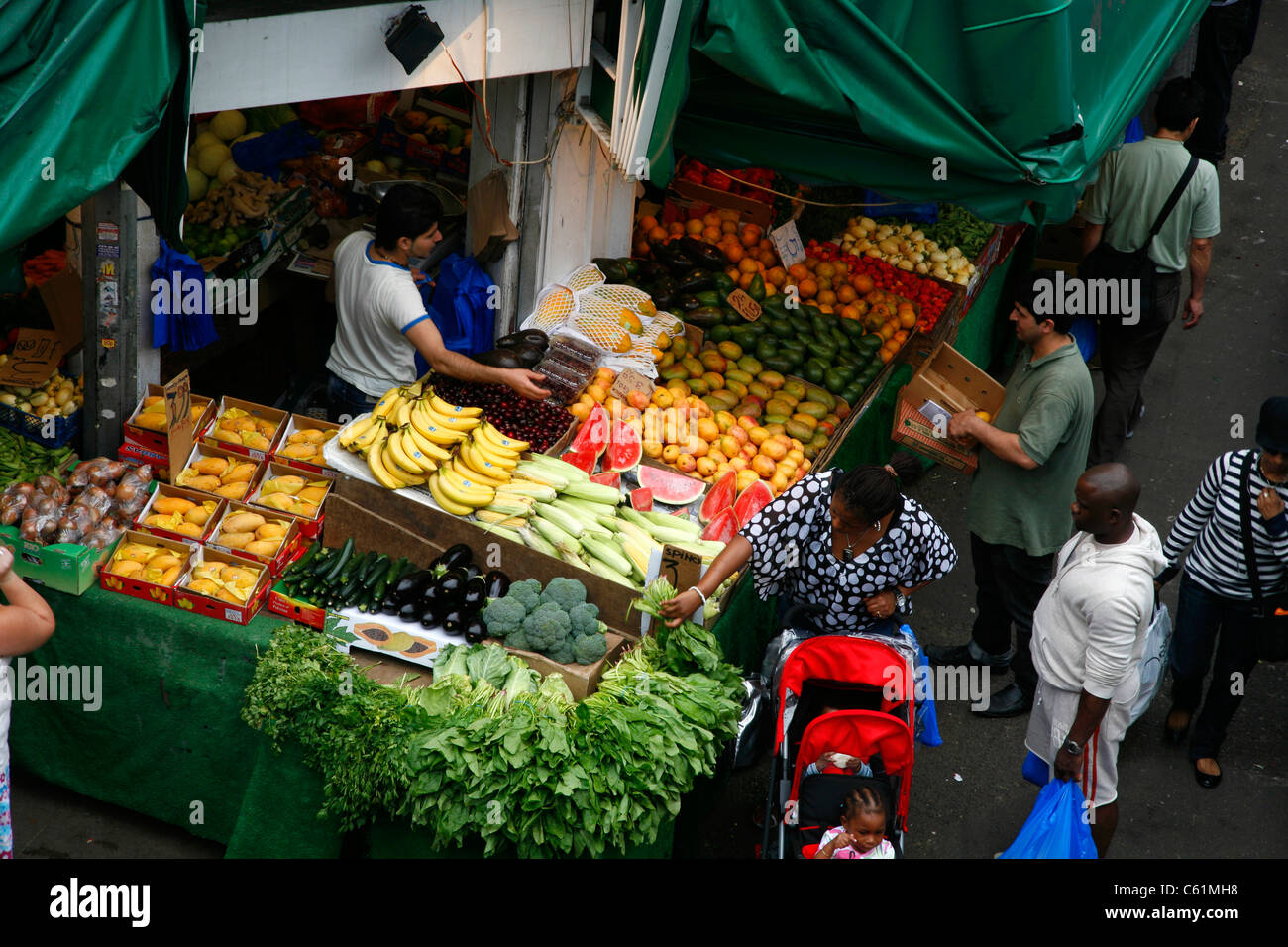 Obst und Gemüse stall in Brixton Market an der Electric Avenue, Brixton, London, UK Stockfoto