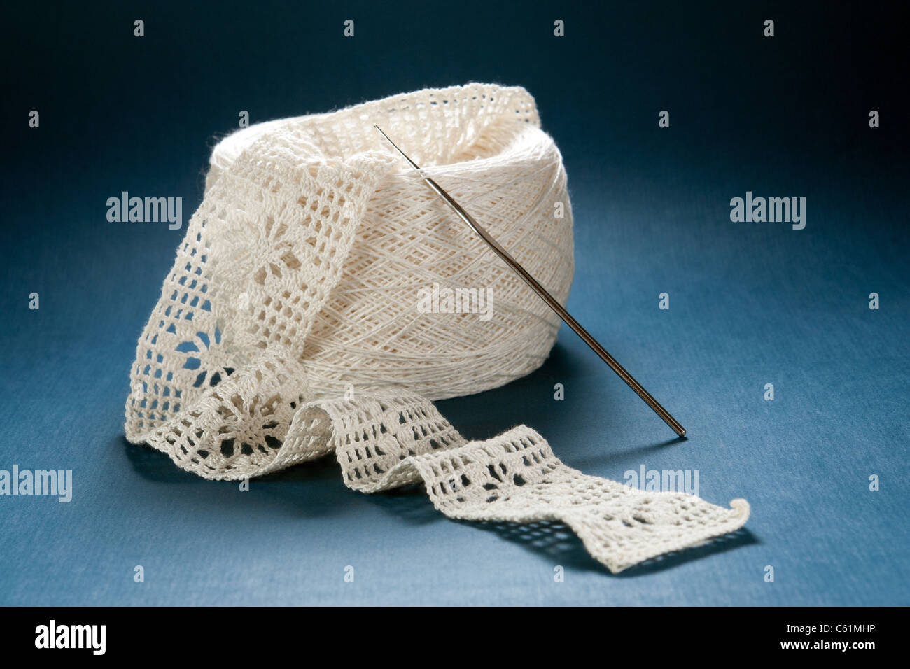 Weiße Spitze mit Häkeltechnik erstellt Stockfoto