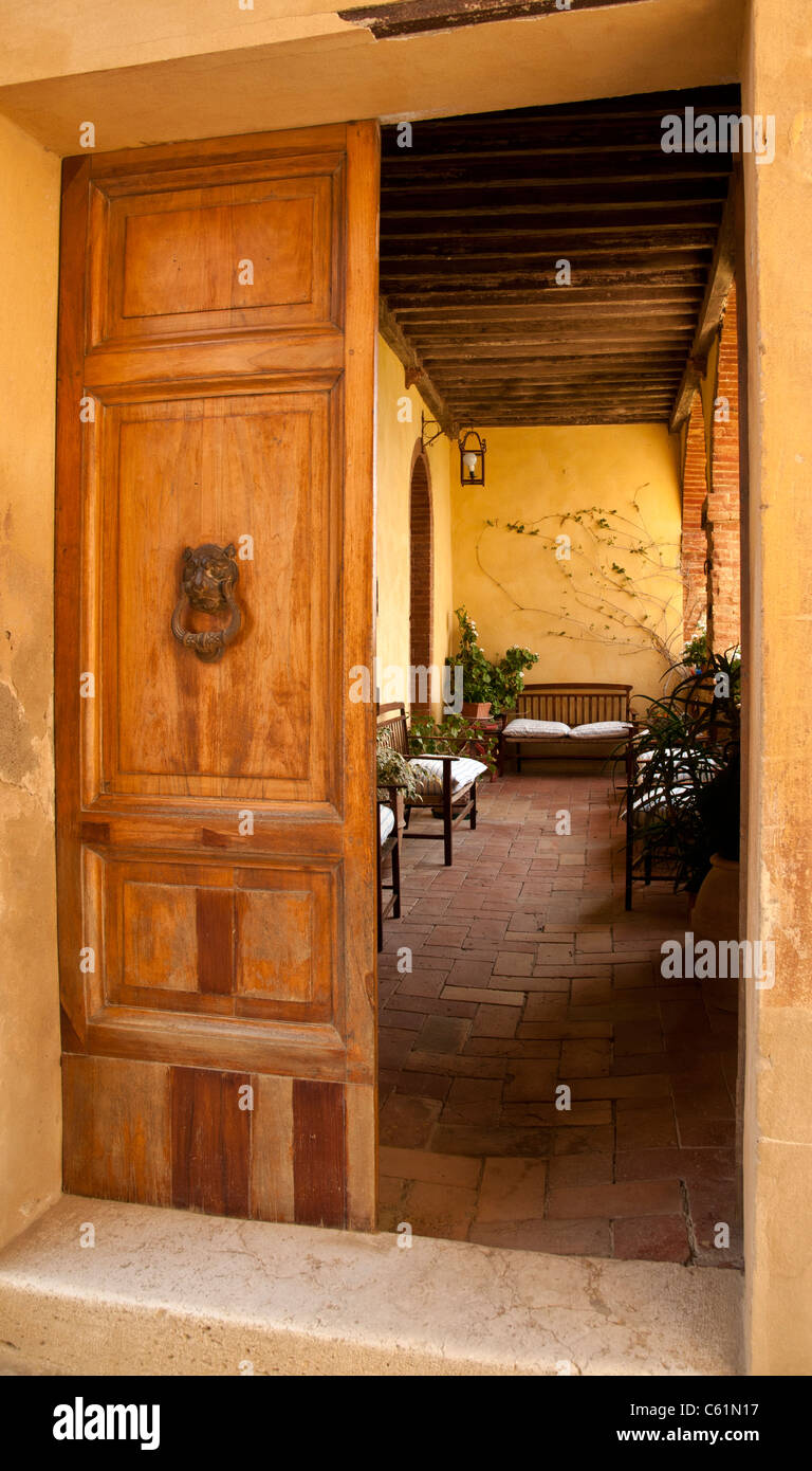 Eingang, keine 15, Lucignano d ' Asso, traditionelle toskanische villa Stockfoto