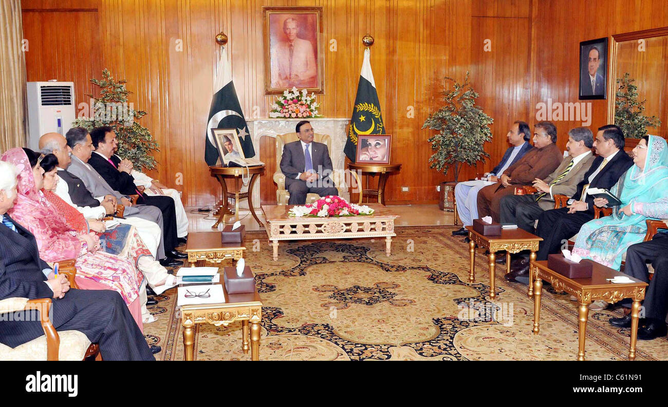 Präsident Asif Ali Zardari in Gespräch mit Bundesminister Zugehörigkeit zu Sindh am Aiwan-e-Sadr in Islamabad Stockfoto