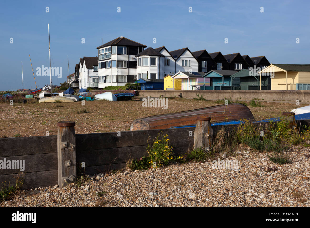 Häuser direkt am Meer und Strandhütten Stockfoto