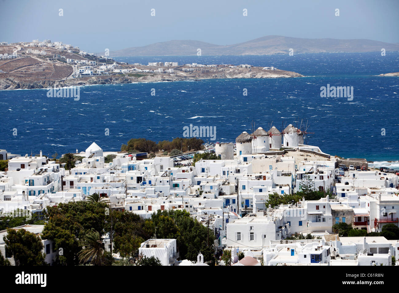Mykonos, griechische Insel, Teil der Kykladen. Blick über Mykonos Stadt, die Altstadt und die Bucht. Stockfoto