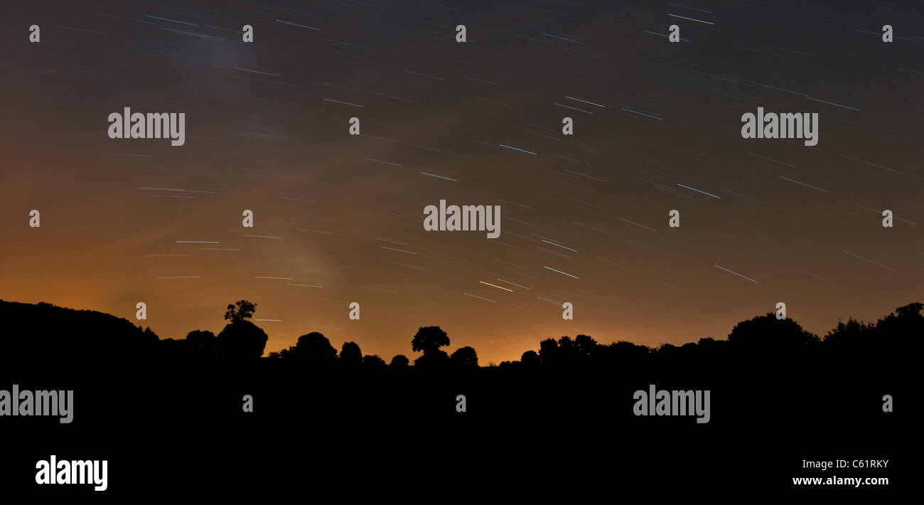 Langzeitbelichtung Foto eine Sternspur zeigt die Bewegung in der Nacht Stockfoto