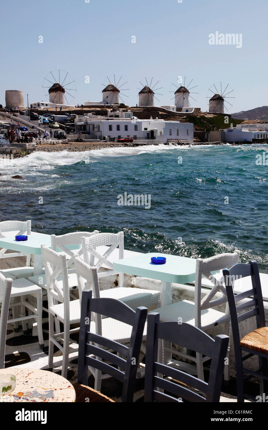 Mykonos, griechische Insel, Teil der Kykladen. Blick über Mykonos Stadt, die Altstadt und die Bucht. Bars und Cafés an der Uferpromenade. Stockfoto