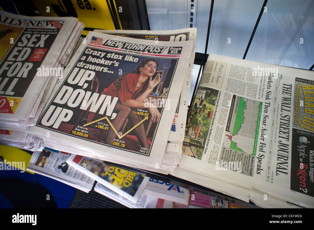 Schlagzeilen in New York Bericht am Vortag Schwankungen des Dow Jones Industrial average Stockfoto