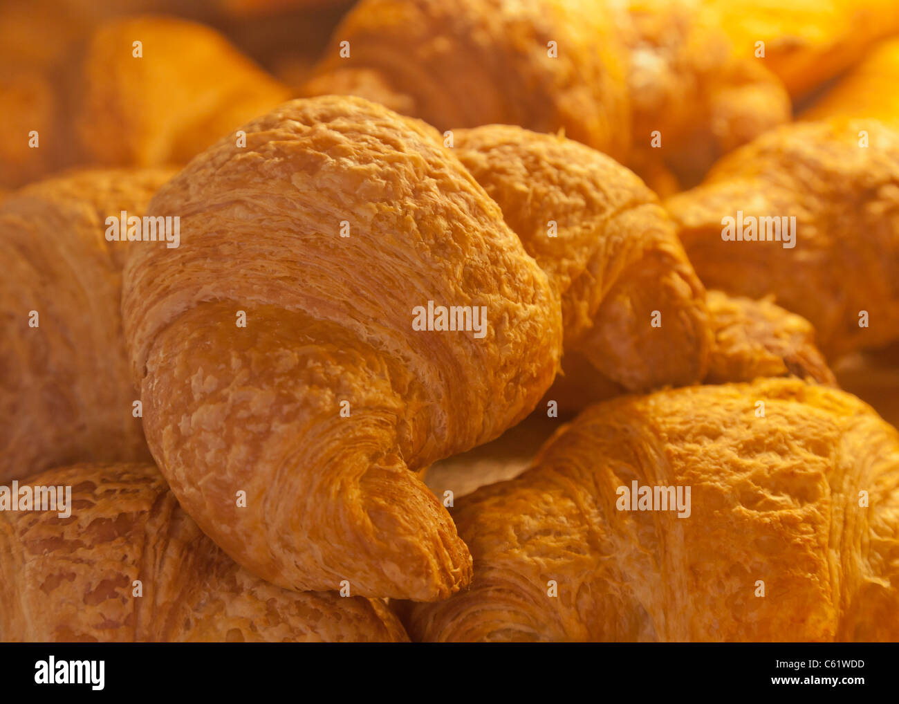 Goldene Blätterteig Croissant Einstellung auf andere, frisch gebacken und bereit, gegessen zu werden Stockfoto