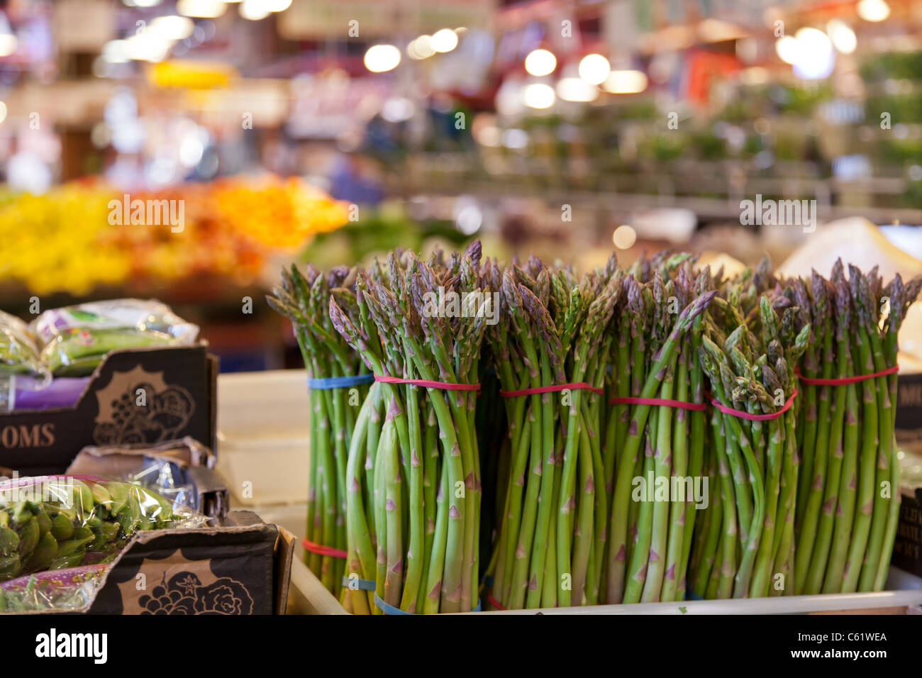 Frische Pakete v. Chr. angebaut Spargel zum Verkauf auf einem öffentlichen Markt, eine touristische Hot Spot in der Sommersaison. Stockfoto