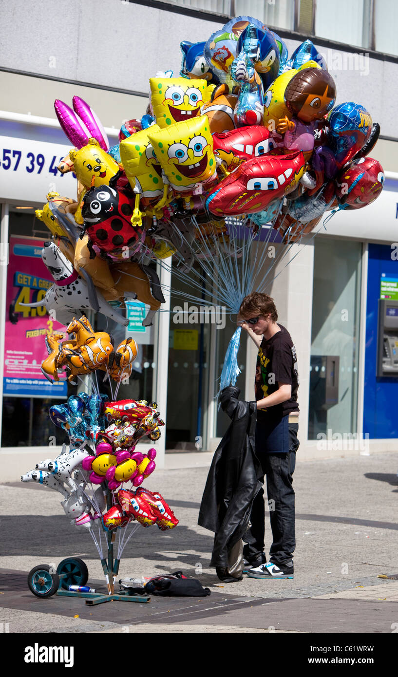 Cartoon-Figuren Helium Ballons Street Vendor, Plymouth, Devon, England, Großbritannien. Stockfoto