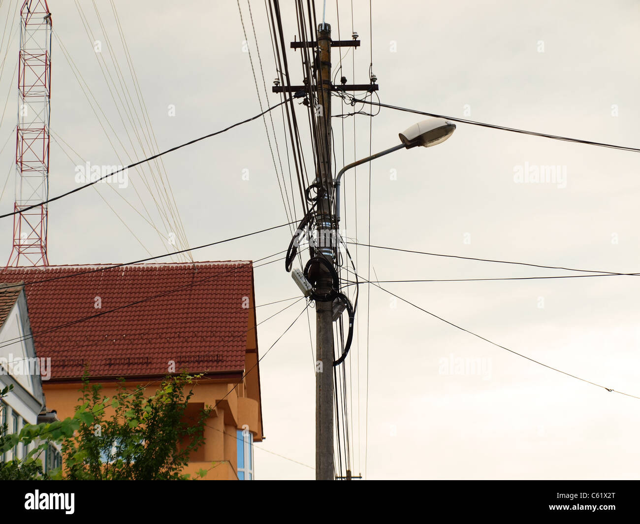 Straße-Haufen, voll von Antennenkabel. Stockfoto
