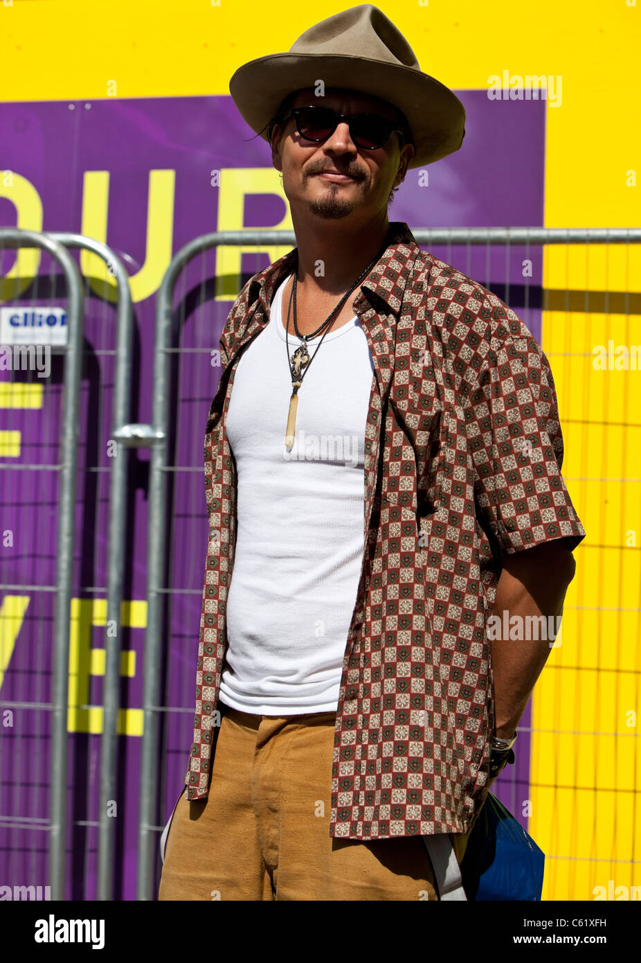 Mid-Shot-Porträt eines trendigen Mannes mit Hut und Sonnenbrille, London, England, Großbritannien. Stockfoto