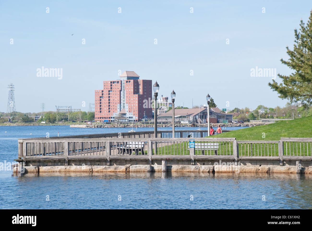Der River Walk in der Nähe von Battleship Cove in Fall River zieht Touristen sowie Bewohner dieser Stadt in New England. Stockfoto
