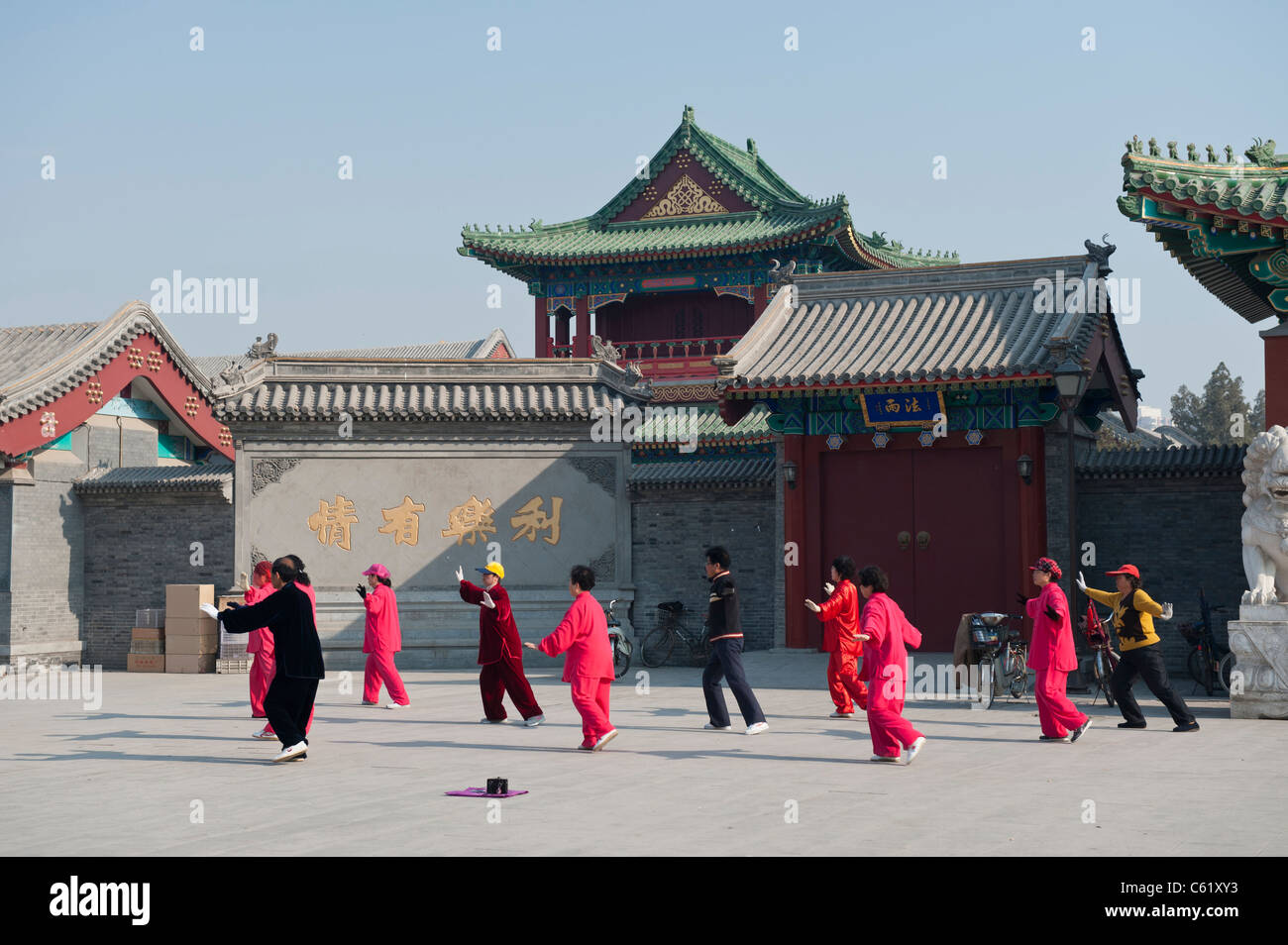 Eine t ' ai Chi ch'uan Klasse in den frühen Morgenstunden außerhalb der Dabeiyuan buddhistisches Kloster, Tianjin, China Stockfoto