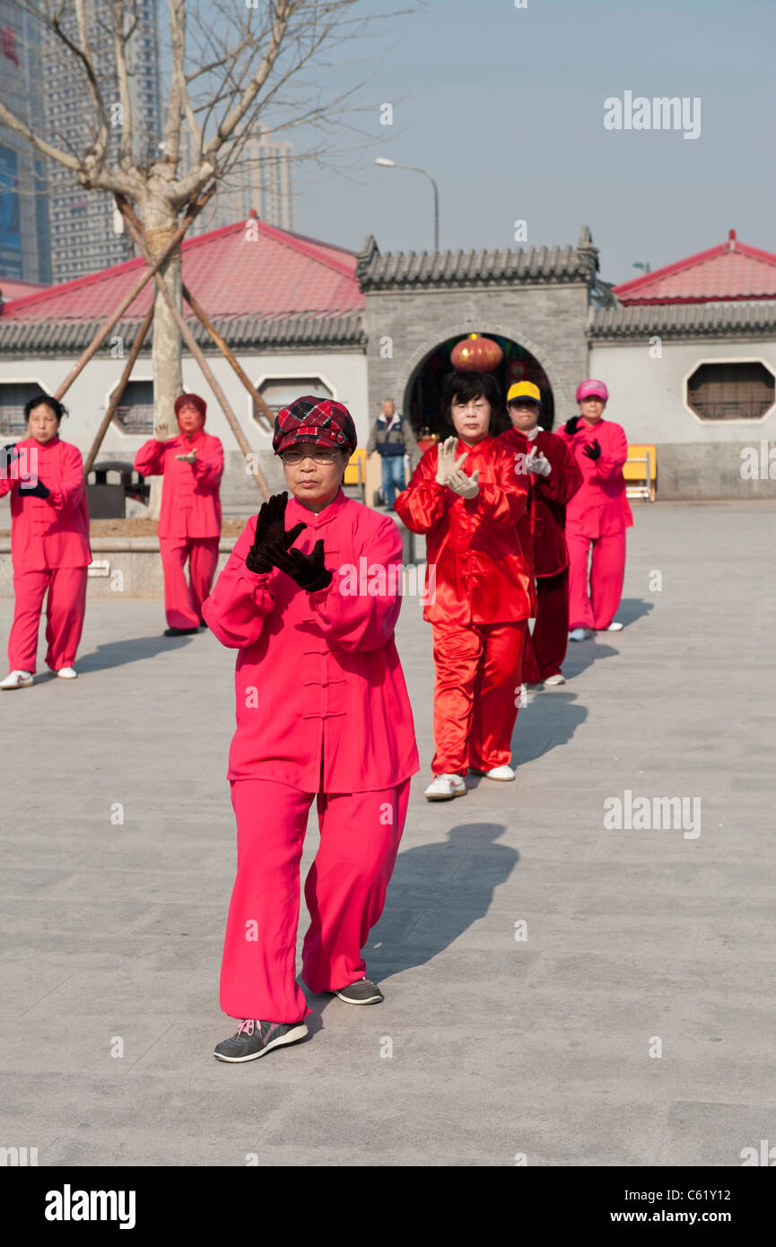 Eine t ' ai Chi ch'uan Klasse in den frühen Morgenstunden außerhalb der Dabeiyuan buddhistisches Kloster, Tianjin, China Stockfoto