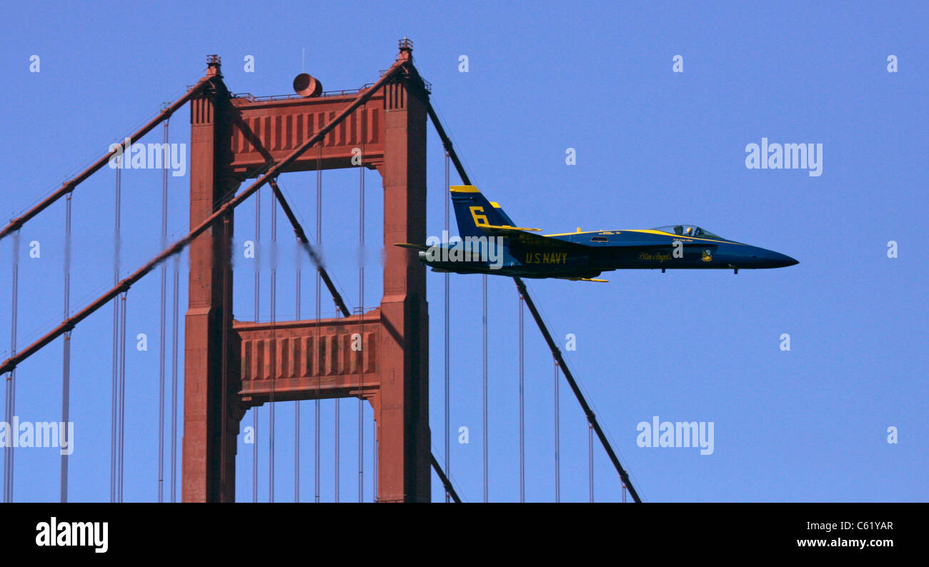 Blauen Engel fliegen vorbei an Golden Gate Bridge Stockfoto