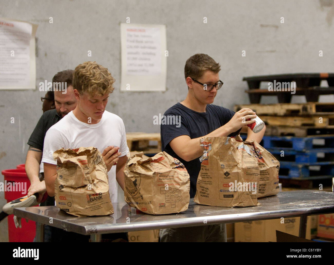 Jugendliche Freiwillige sortieren Dosen Essen im Lager die Lebensmittelbank San Antonio in San Antonio, Texas Stockfoto