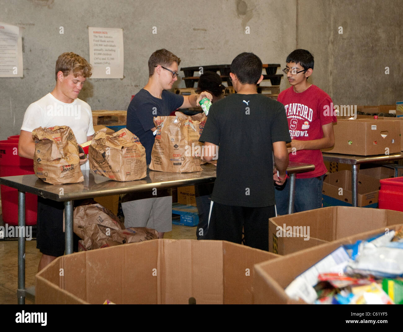 Jugendliche Freiwillige sortieren Dosen Essen im Lager die Lebensmittelbank San Antonio in San Antonio, Texas Stockfoto