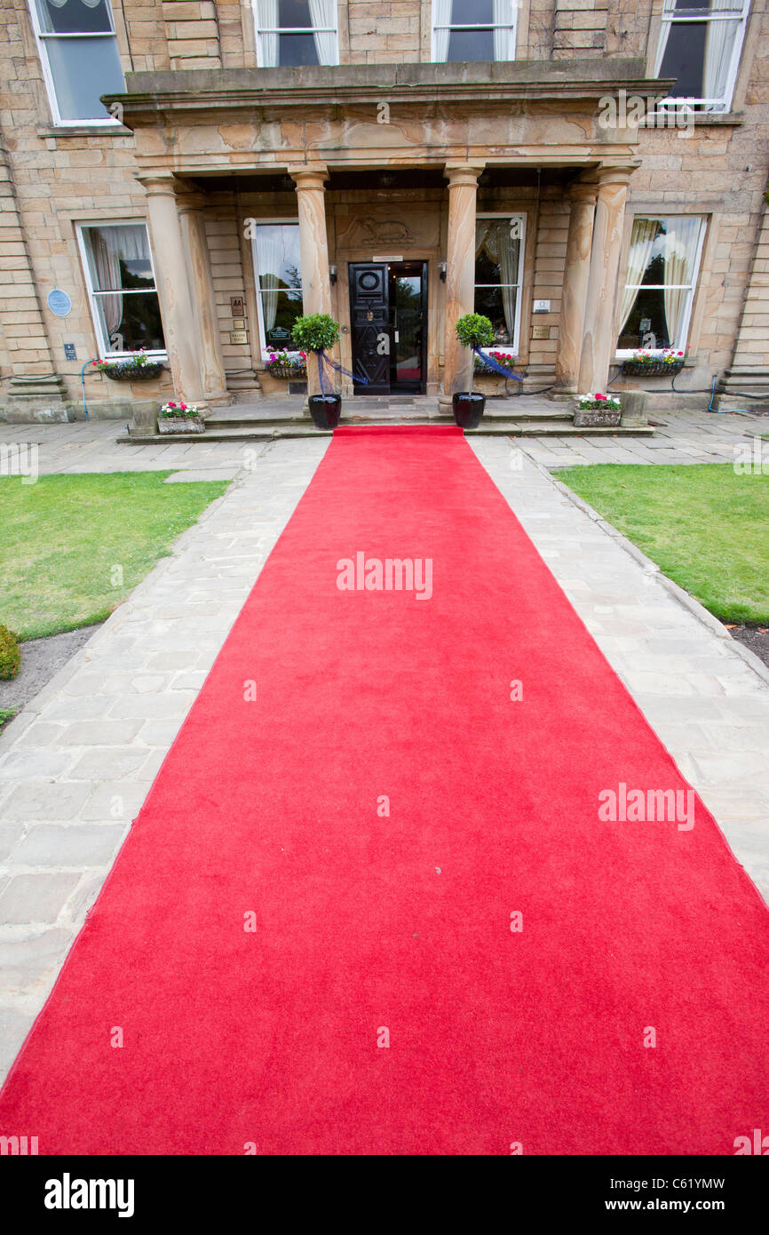 Ein roter Teppich führt in Richtung Walton Hall in der Nähe von Wakefield, Yorkshire, Großbritannien. Stockfoto