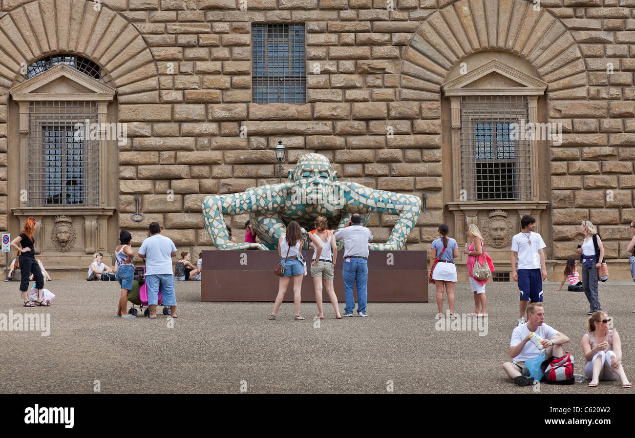 Moderne zeitgenössische Skulpturen außerhalb der PALATINA Galerie im Palazzo Pitti, Palazzo Pitti, Florenz, Italien Stockfoto
