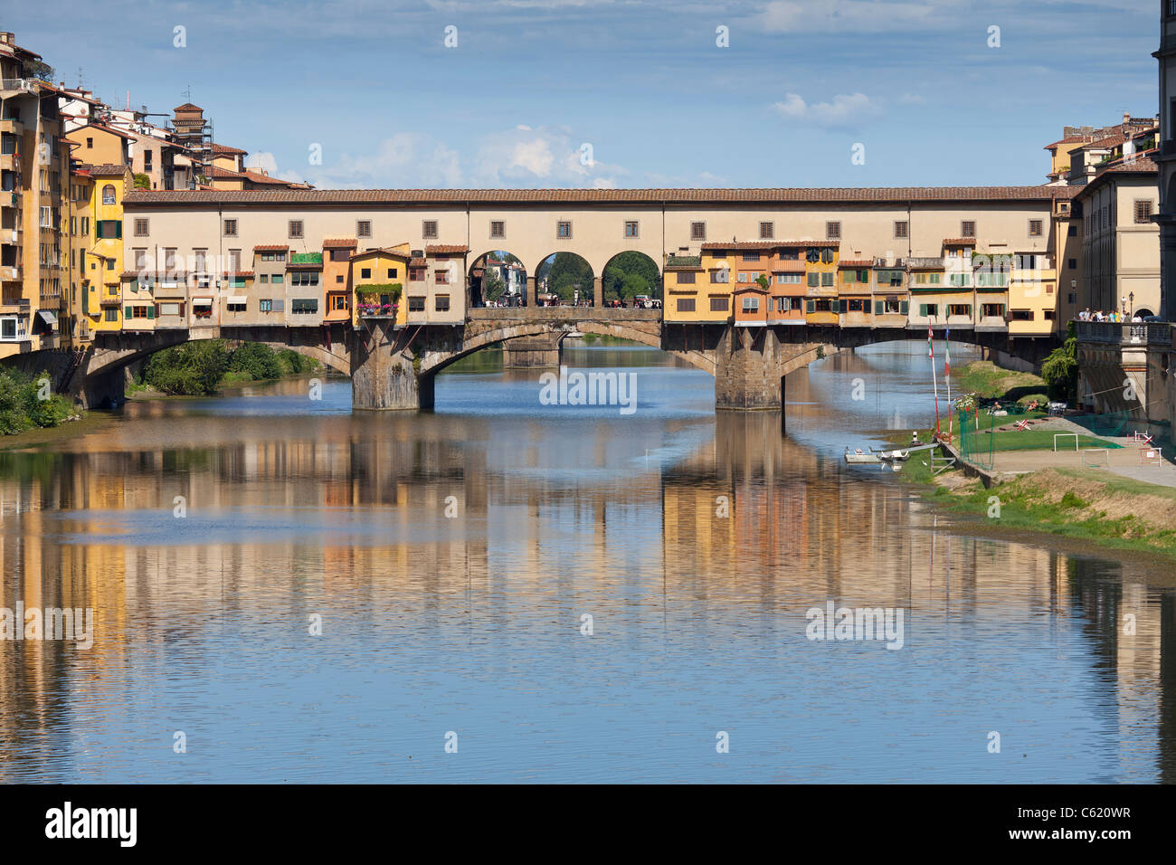 Blick von der Ostseite der Brücke Ponte Vecchio, Florenz, Italien Stockfoto