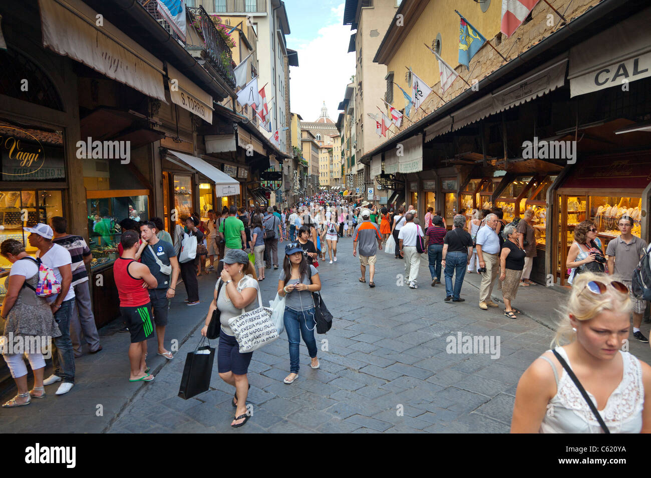 Touristen, die Verdrängung der Ponte Vecchio, Florenz, Toskana, Italien Stockfoto