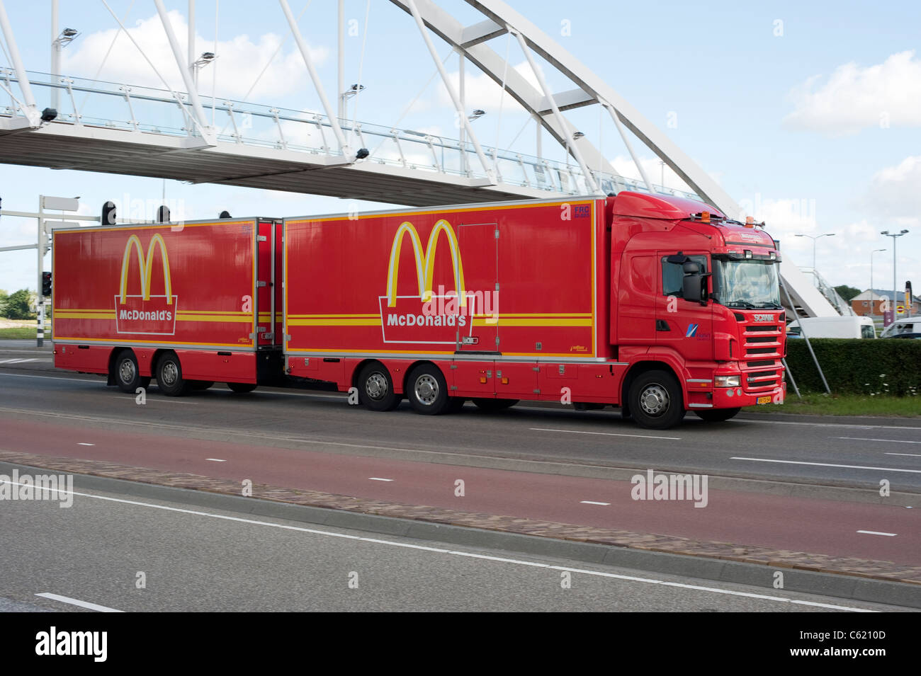 McDonald ist doppelt artikuliert LKW LKW Leiden Nederland Niederlande Holland Stockfoto
