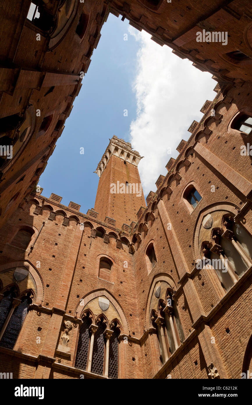 Der Torre del Mangia Turm in Piazza del Campo in Siena, Italien, Blick von innen nach oben auf der Rückseite. Stockfoto