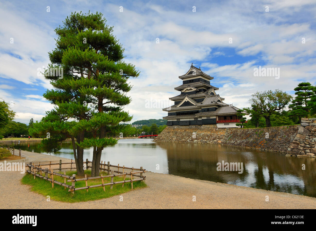 Das historische Matsumoto-Schloss aus dem 15. Jahrhundert in Matsumoto, Japan. Stockfoto