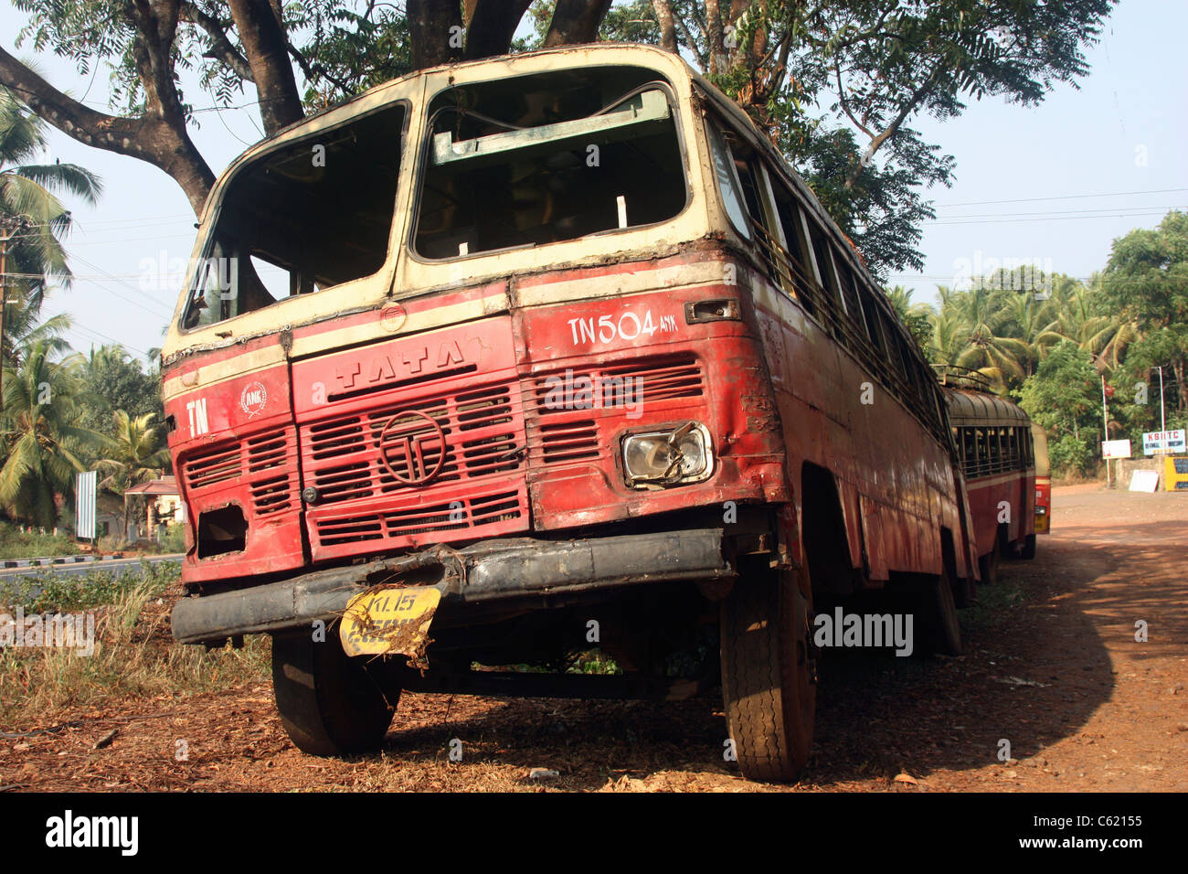 Crash beschädigt Keralas Zustand Bus wartet auf Reparatur oder Schrott in Kerala Indien Stockfoto