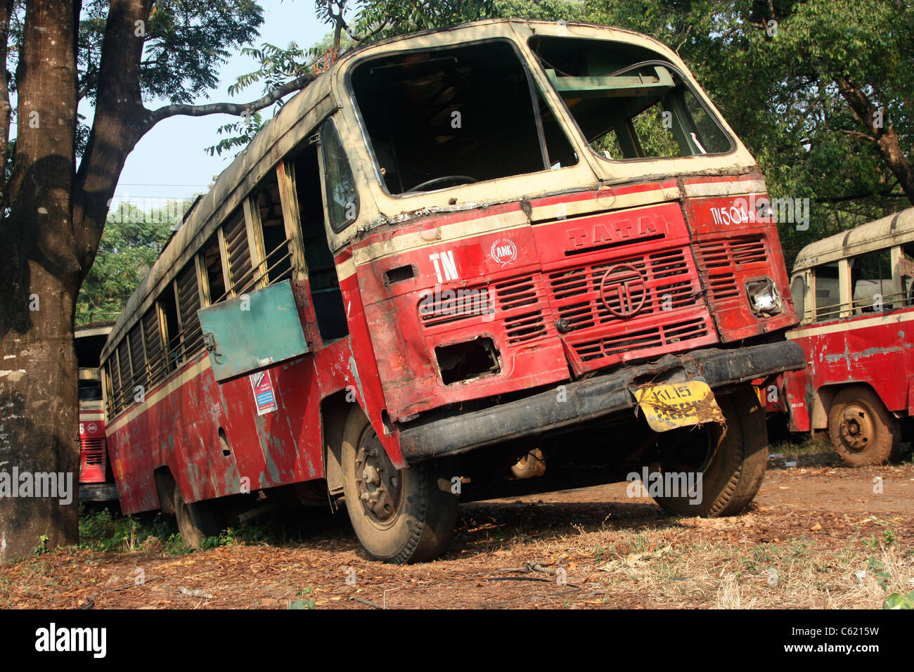 Crash beschädigt Keralas Zustand Bus wartet auf Reparatur oder Schrott in Kerala Indien Stockfoto