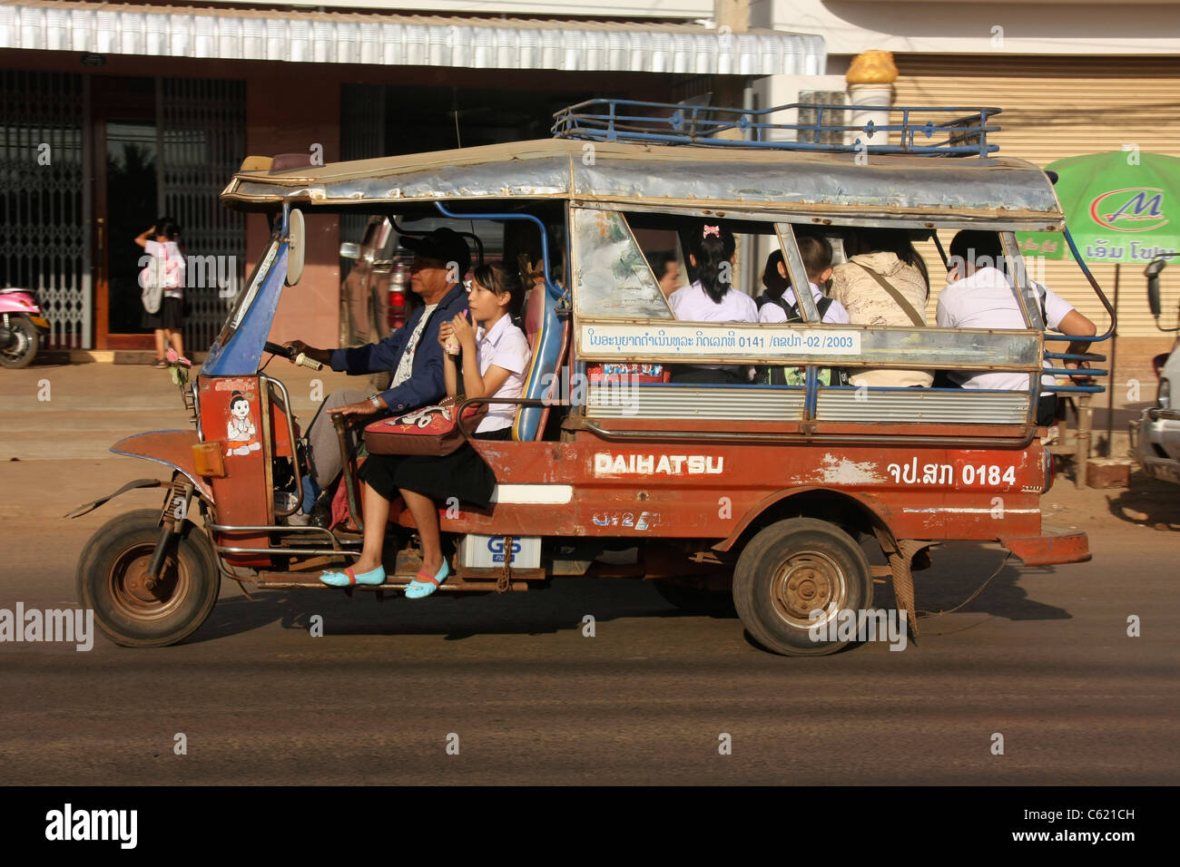 Laos den Personennahverkehr Taxi-Bus-Geschwindigkeiten durch die belebten Straßen von Pakse, Laos Stockfoto