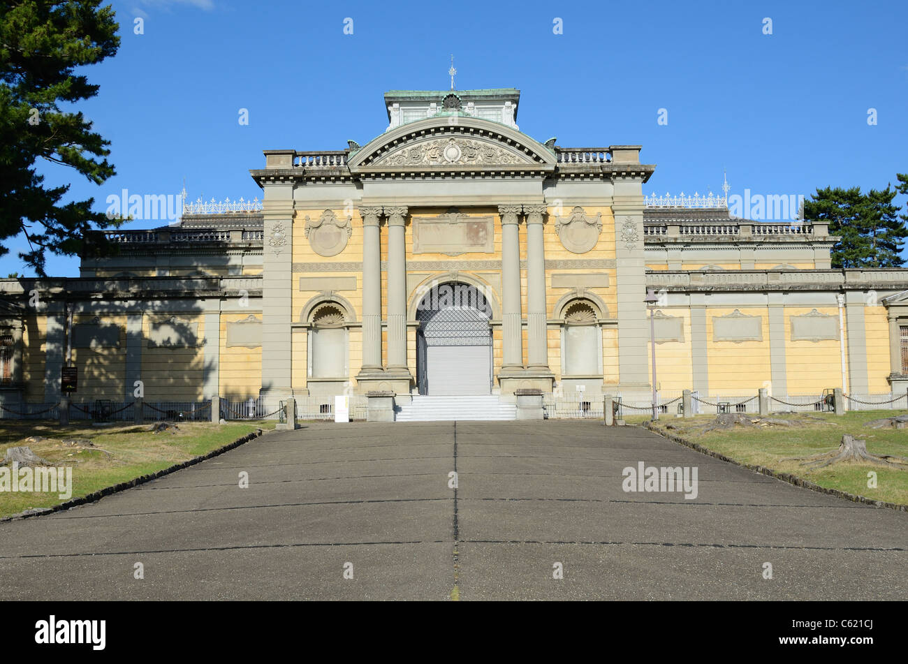 Das Nationalmuseum in Nara, Japan beherbergt viele buddhistische Werke und wurde in der Meiji-Ära-Western-Stil gebaut. Stockfoto