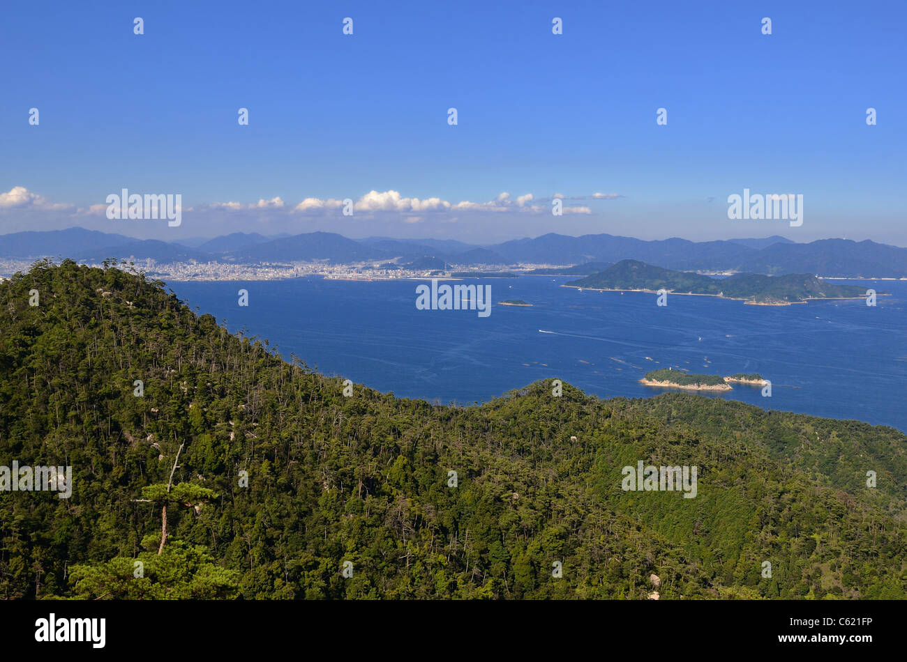 Seto-Inlandsee in Japan vom Berg Misen auf Itsukushima Insel gesehen. Stockfoto