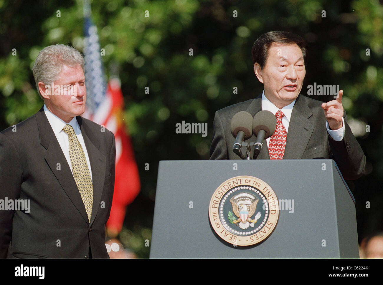 Präsident Bill Clinton hört, wie Chinese Premier Zhu Rongji (R) eine Aussage macht Stockfoto