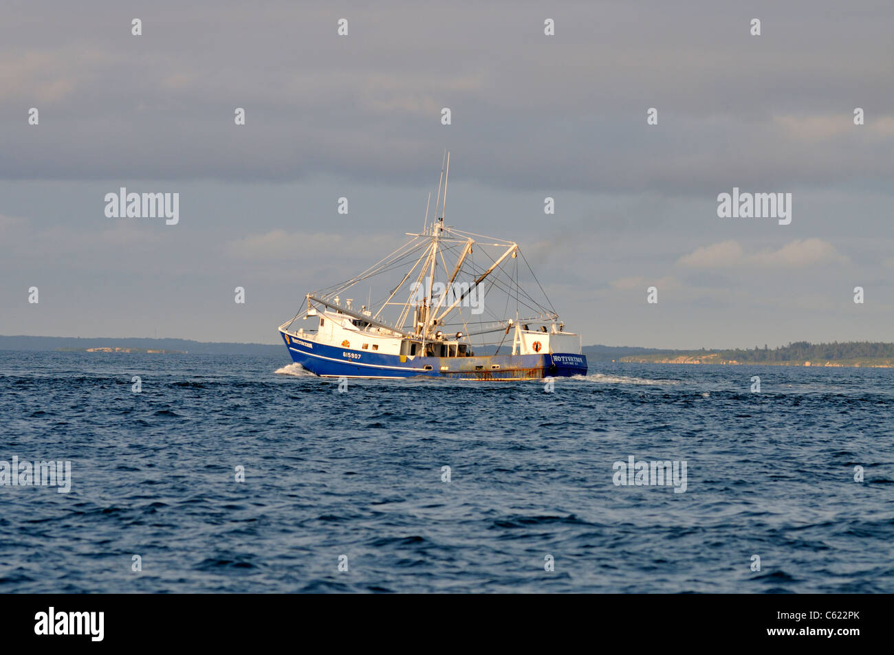 Blaue geschälten Fischerboot Fischen vor der Küste von Cape Cod mit Outirggers an einem stürmischen Tag verlängert. USA Stockfoto