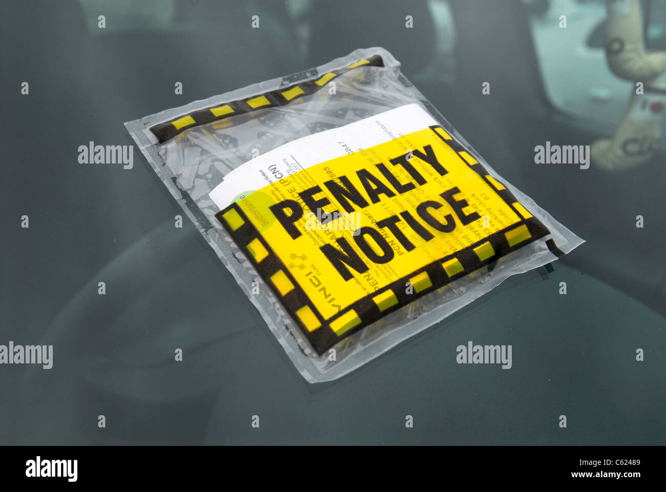 Eine Mitteilung der Strafe für das Parken auf einem Auto in Dunstable, Bedfordshire, UK, 2011. Stockfoto