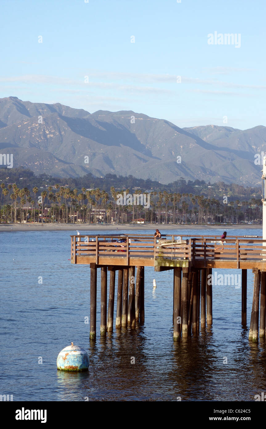Blick auf Santa Barbara in Kalifornien und die Santa Ynez Mountains von Stearns Wharf Stockfoto