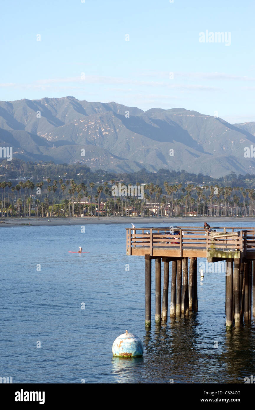 Blick auf Santa Barbara in Kalifornien und die Santa Ynez Mountains von Stearns Wharf Stockfoto
