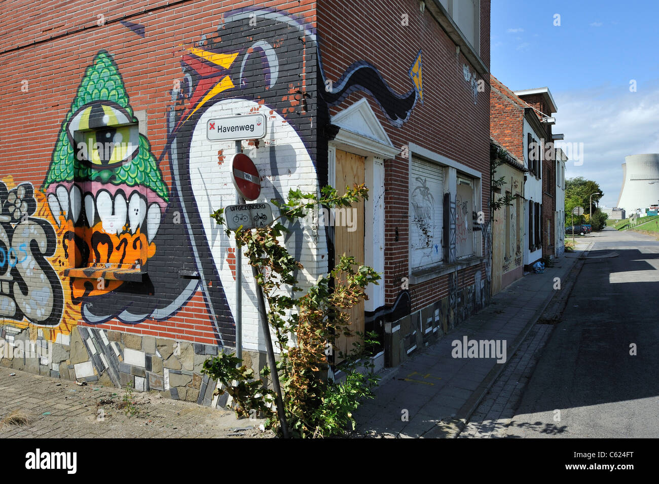 Die verlassenen flämischen Polderdorf Doel entlang des Hafens von Antwerpen mit verlassenen Häusern bedeckt Graffiti von Hausbesetzern, Belgien Stockfoto