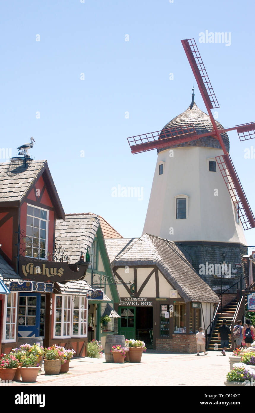 Dänische Windmühle und Geschäfte in Solvang, Kalifornien Stockfoto