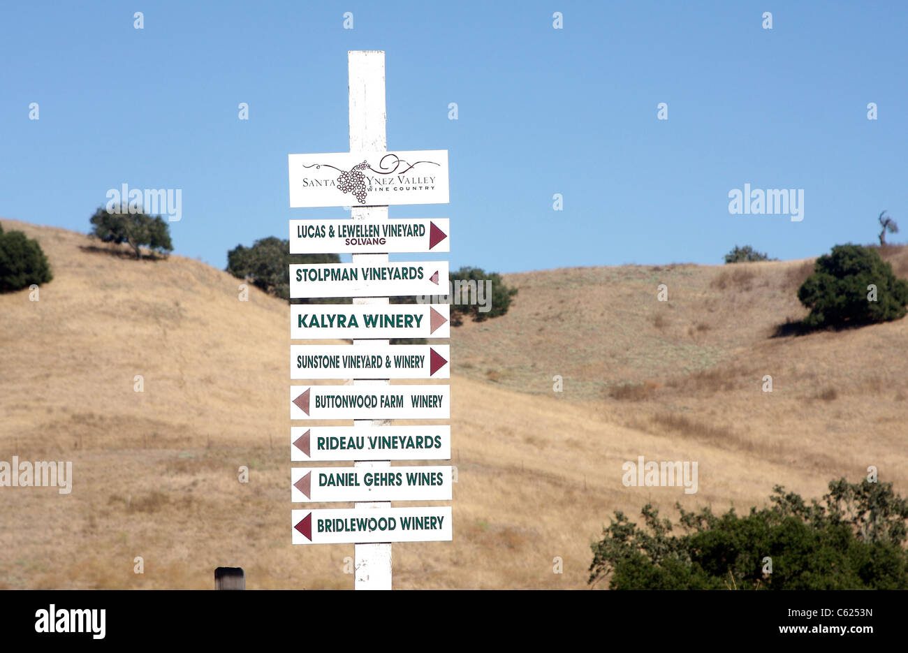 Zeichen mit Wegbeschreibungen zu verschiedenen Weinbergen rund um den Santa Ynez Valley, in der Nähe von Solvang, Kalifornien Stockfoto