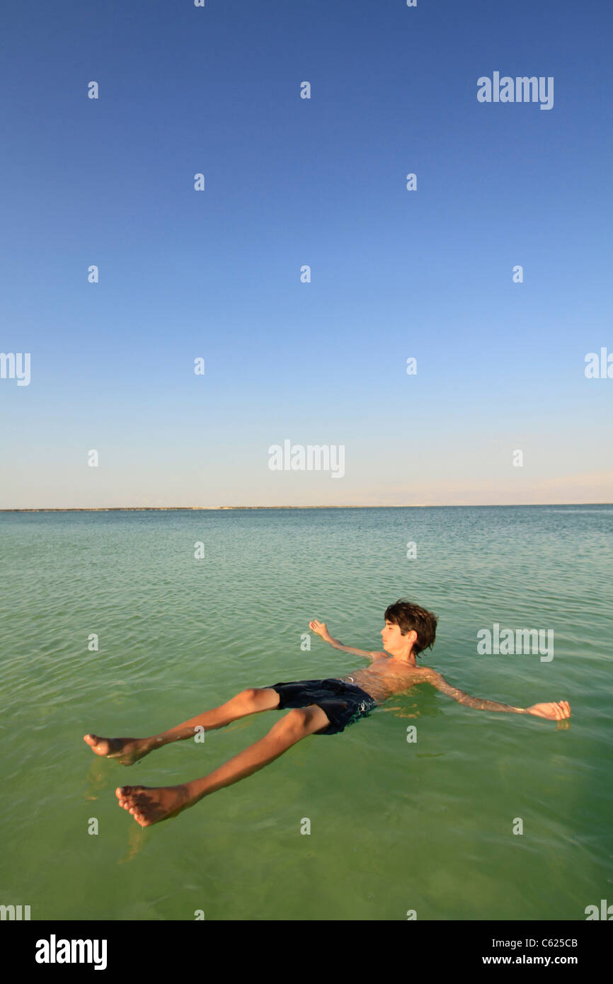 Israel, Schwimmen im Toten Meer Stockfoto