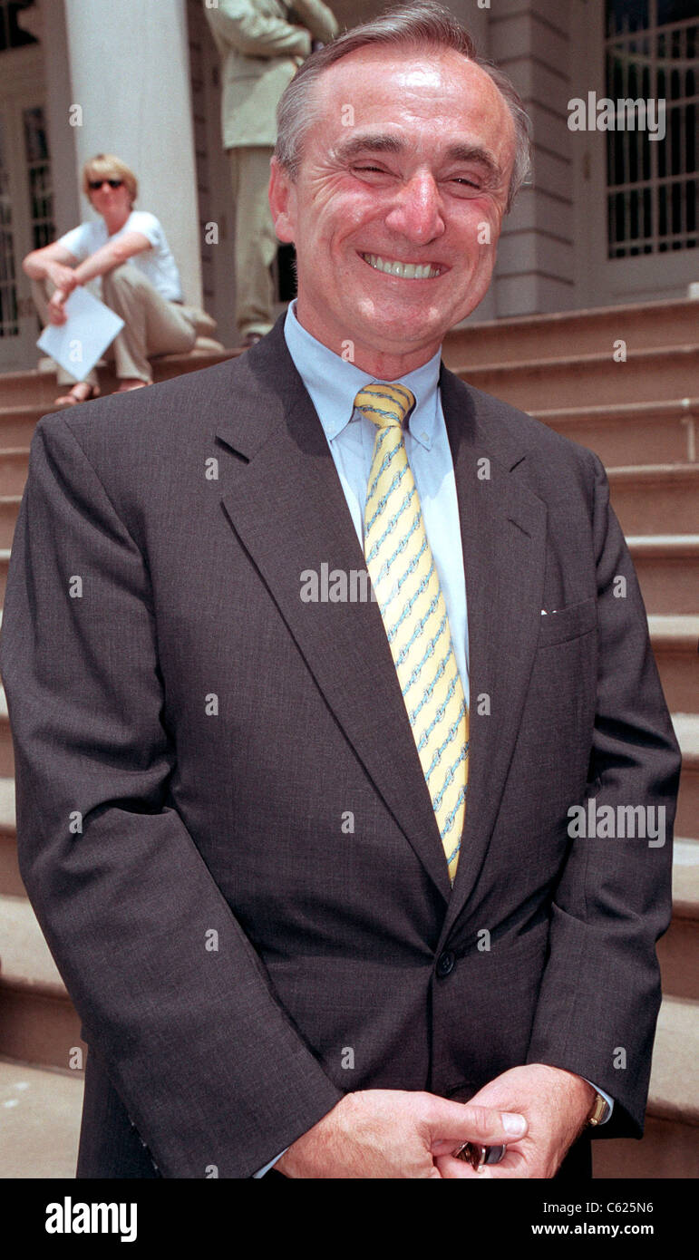 William Bratton auf einer Pressekonferenz auf den Stufen des Rathauses am 5. Juli 2001 Stockfoto