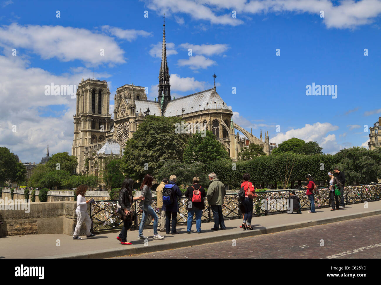 Kathedrale Notre Dame, Paris, Frankreich. Touristen zu untersuchen die "Liebe sperren" auf dem Zaun der Pont Des Arts verließ. Stockfoto