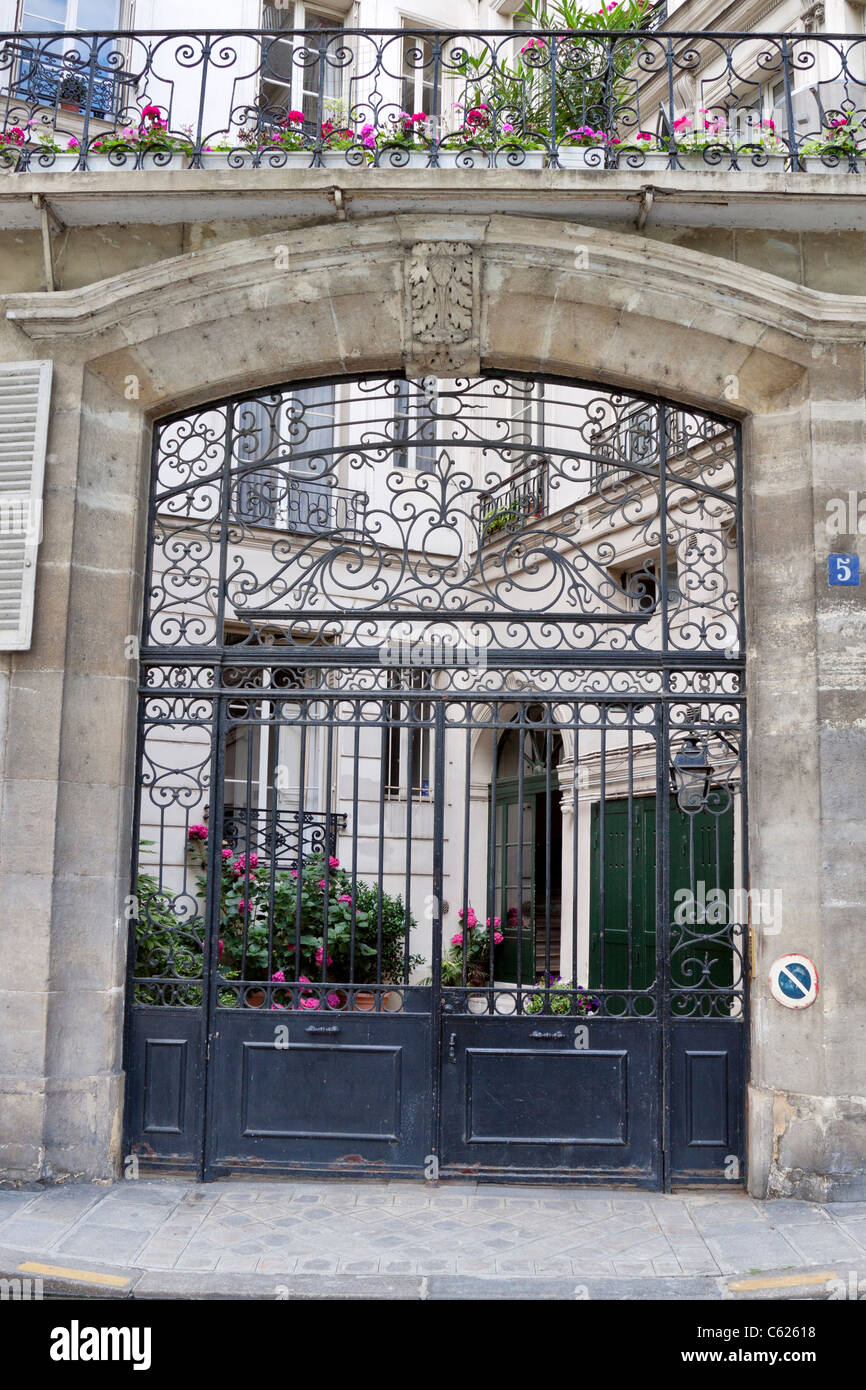 Aufwendige Gates am Eingang zum Petit Hotel de Marigny, Paris, Frankreich Stockfoto