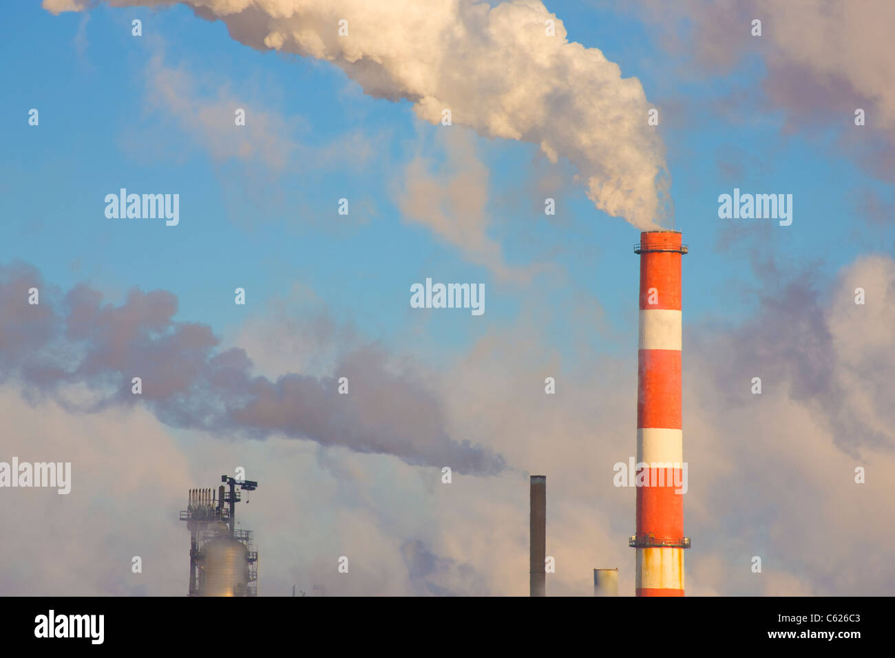 Schornstein in einer Ölraffinerie Stockfoto