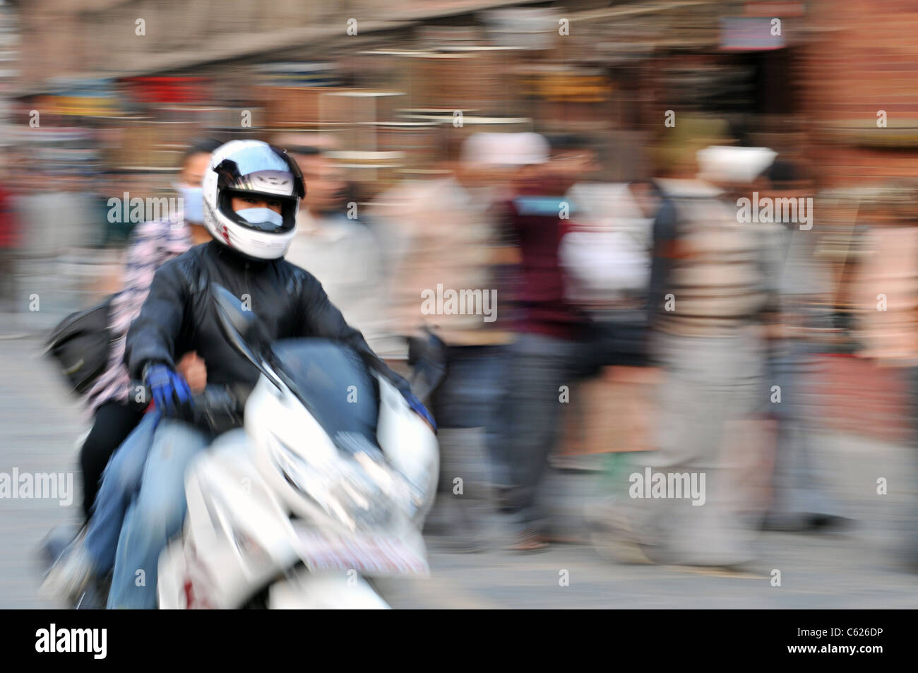 Verkehr in Kathmandu, ein Radfahrer fordert die Verkehrswege der nepalesischen Hauptstadt Stockfoto