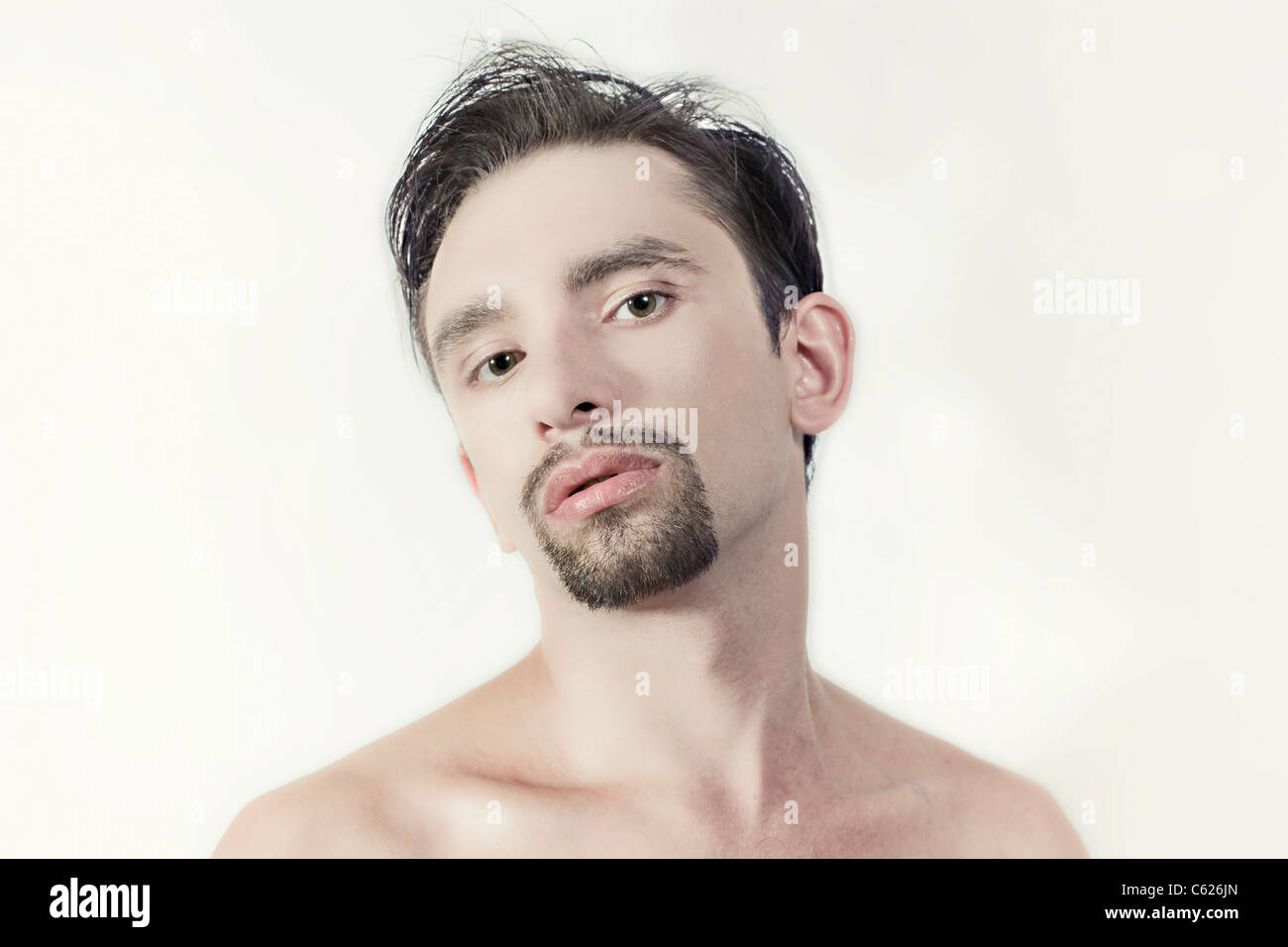 Porträt eines jungen Mannes der Brünette mit einem stylischen Haarschnitt Stockfoto