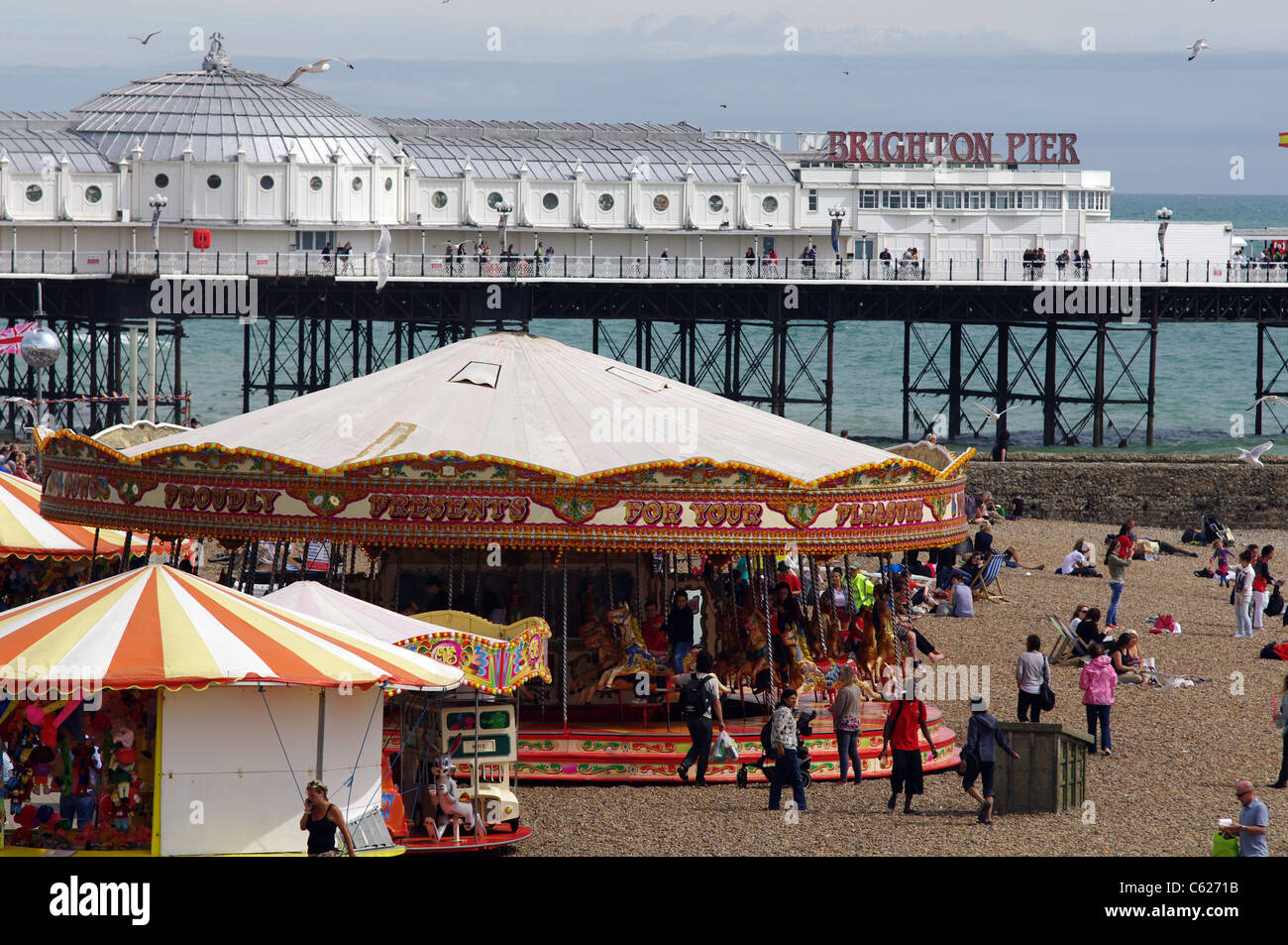 Samstag Nachmittag am Strand von Brighton Stockfoto