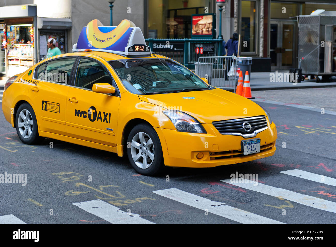 Gelbes Taxi, New York City, Manhattan, Vereinigte Staaten von Amerika. Stockfoto